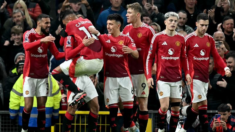 El centrocampista brasileño del Manchester United, Casemiro, abraza a su compañero Bruno Fernandes después de anotar el gol de su equipo sobre Chelsea.