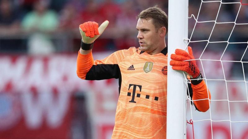 Manuel Neuer sintió "un pinchazo a la altura de las costillas" que lo mantiene en duda.