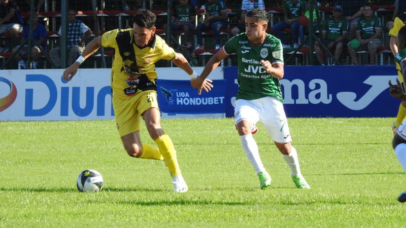 El delantero paraguayo del Génesis Comayagua, Roberto Moreira, es presionado por el mediocampista de Marathón, Isaac Castillo.