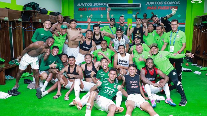 Los jugadores de Marathón celebran luego del triunfo sobre Motagua.