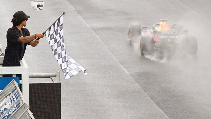 El surfista brasileño Gabriel Medina saluda al piloto holandés Max Verstappen de Red Bull Racing después de ganar el Gran Premio de Fórmula 1 de Sao Paulo.