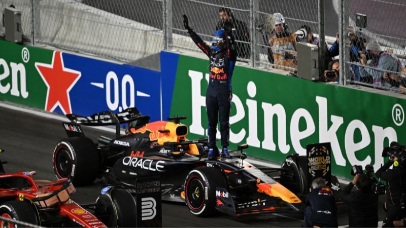 El piloto holandés de Red Bull Racing, Max Verstappen, celebra su cuarto título mundial consecutivo de Fórmula 1.