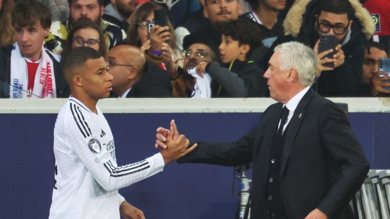 El técnico del Real Madrid, Carlo Ancelotti, sale en defensa del delantero francés, Kylian Mbappé.