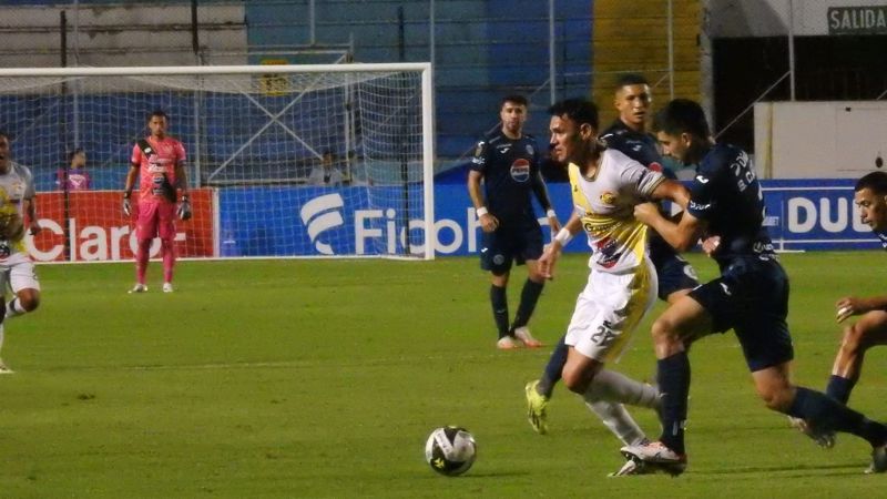 El delantero paraguayo de Génesis Comayagua, Roberto Moreira, es marcado por el defensa de Motagua, Sebastián Cardozo.