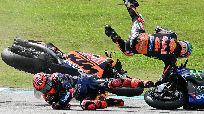 Los pilotos Fabio Quartararo y Brad Binder, caen tras una colisión durante el Gran Premio de Malasia de MotoGP.