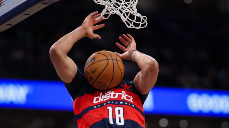 Kyshawn George de los Washington Wizards va a la canasta contra los Golden State Warriors.