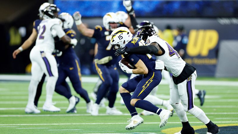 Ladd McConkey de Los Angeles Chargers realiza una recepción de pase contra Ar'Darius Washington de Baltimore Ravens.