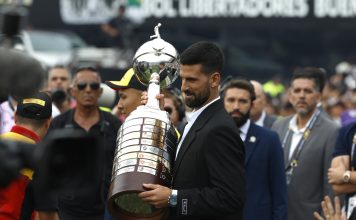 El tenista Novak Djokovic portó el trofeo de la Copa Libertadores 2024 que al final levantó el Botafogo.