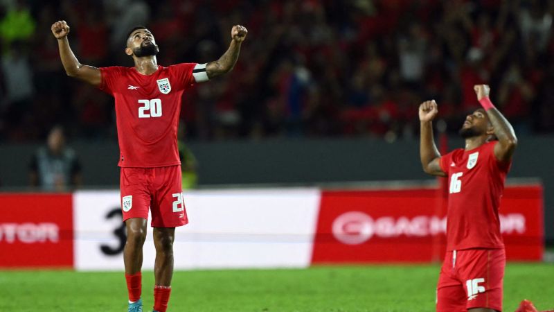 Los panameños Anibal Godoy y Carlos Harvey celebran después del partido que empataron 2-2 contra Costa Rica.