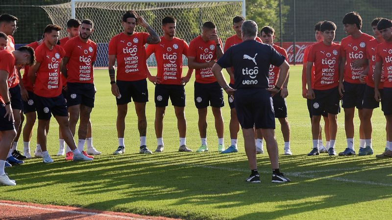 El entrenador argentino de Paraguay, Gustavo Alfaro, habla con sus jugadores durante una sesión de entrenamiento en Ypané.