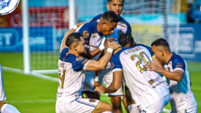 Los jugadores de Potros de Olancho FC celebran el primer gol del partido, anotado por Eddie Hernández.