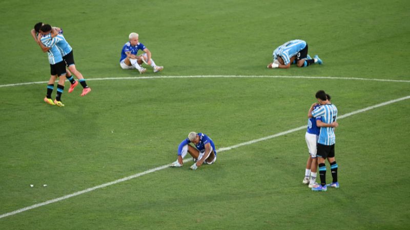 Polos opuestos, mientras los jugadores del Racing celebra la obtención de la Coa Sudamericana, los del Cruzeiro se lamentan.