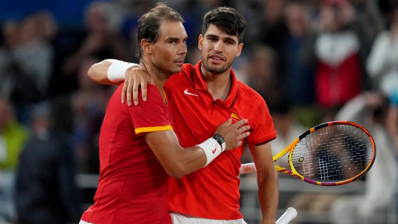 Rafael Nadal se abraza con su compatriota y heredero del trono, Carlos Alcaraz.