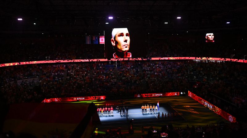 El español Rafael Nadal se ve en una pantalla gigante durante la Copa Davis, su último torneo.