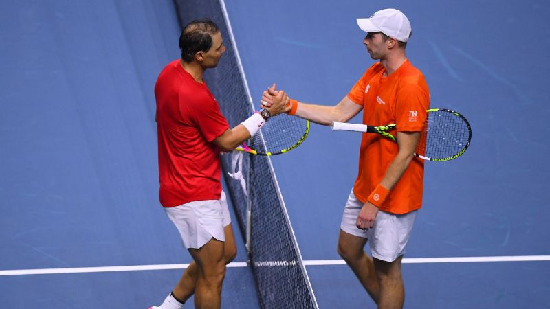 El español Rafael Nadal saluda al holandés Botic van de Zandschulp al final del partido de individuales.