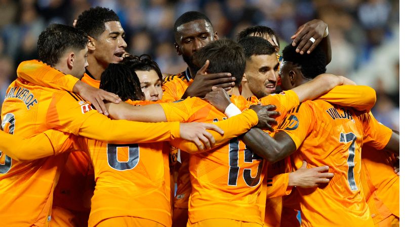 Los jugadores del Real Madrid celebran el gol inaugural marcado por el delantero francés Kylian Mbappé.