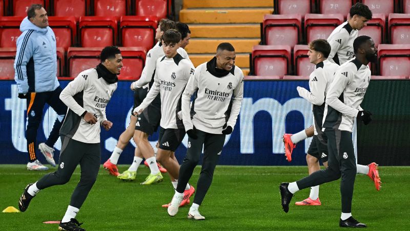 El centrocampista inglés del Real Madrid, Jude Bellingham, y el delantero francés, Kylian Mbappé, participan en el entrenamiento del martes.