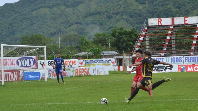 El comayagüense, Brayan Acosta, sumado al ataque, busca rematar al marco defendido por Francisco Reyes.