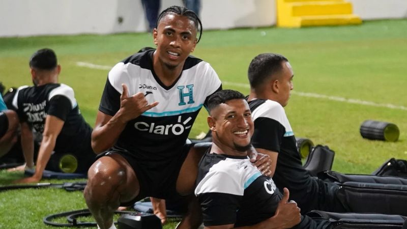 Rigoberto Rivas y Brayan Acosta muestran lo que se vive en la Selección Nacional: alegría.