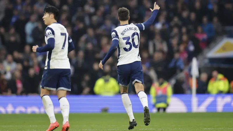 Rodrigo Betancur tendrá que pagar por una broma que le hizo a su compañero Son Heung-Min.