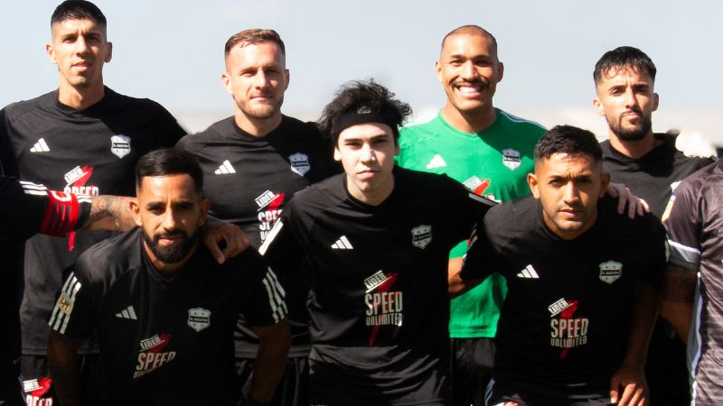 Foto difundida por el Club Deportivo Riestra que muestra a Ivan Buhajeruk, (primera fila), un streamer conocido como "Spreen", posando para una foto del equipo.