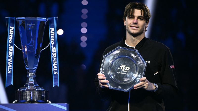 El estadounidense Taylor Fritz posa con su trofeo después de ser derrotado por el italiano Jannik Sinner.