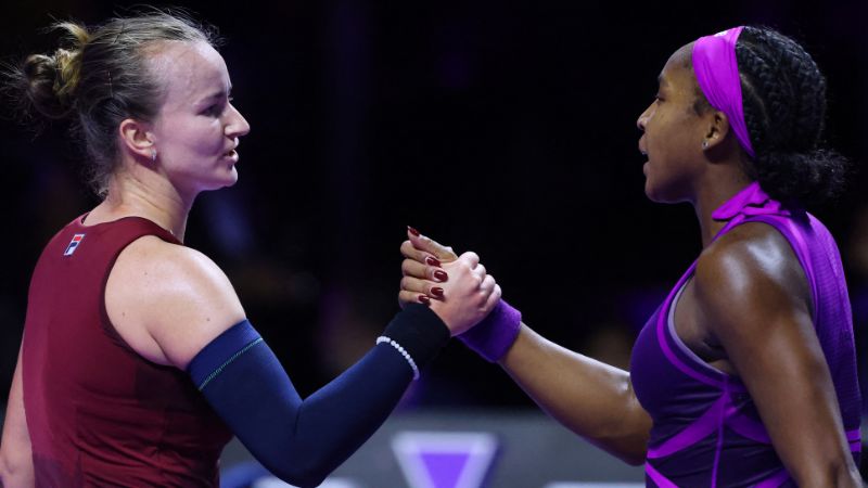 La checa Barbora Krejcikova estrecha la mano de la estadounidense Coco Gauff después de ganar su partido de tenis individual femenino.