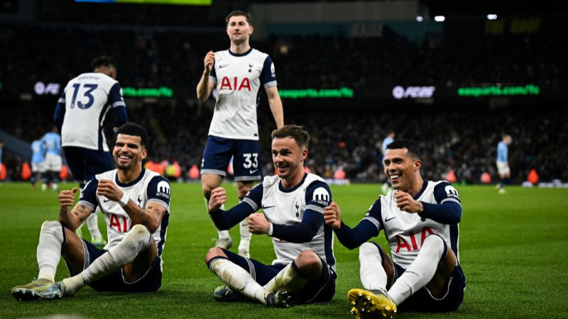  El defensa español del Tottenham Hotspur, Pedro Porro, celebra con sus compañeros después de anotar el tercer gol contra el Manchester City.