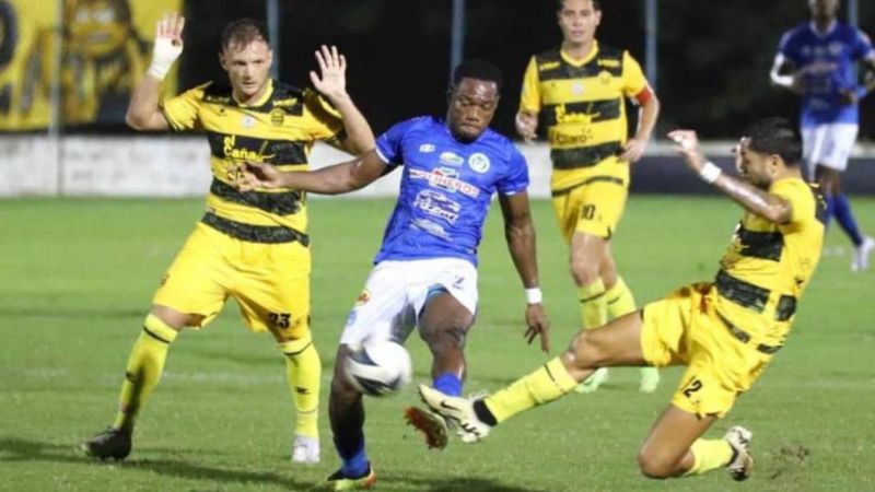 El colombiano Luis Hurtado es marcado por el argentino del Real España, Sebastián Hernández.