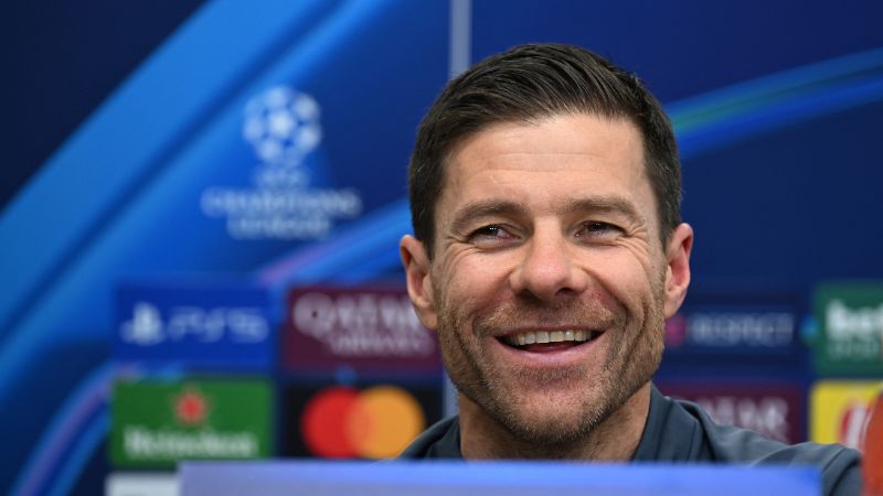 El entrenador español del Bayer Leverkusen, Xabi Alonso, bromeó con volver al fútbol ante las imparables lesiones en su equipo.