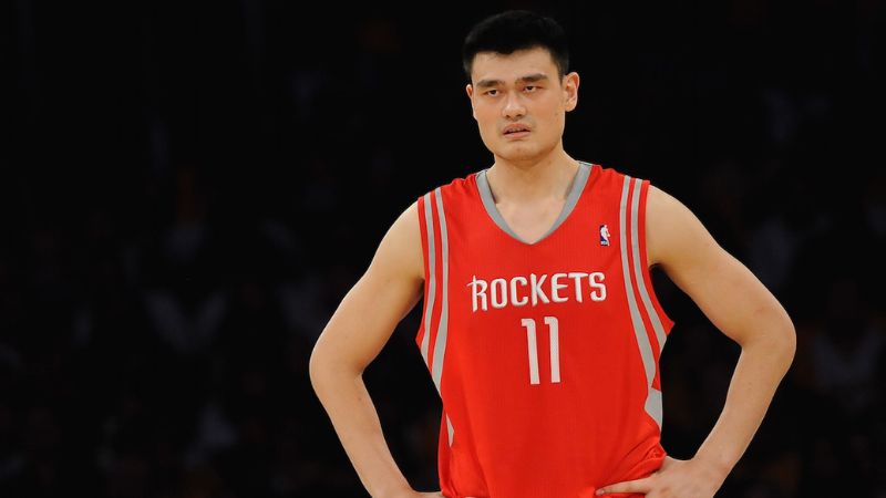 El basquetbolista chino Yao Ming jugó para los Houston Rockets de la NBA de los Estados Unidos.