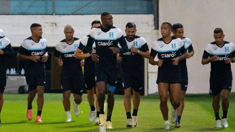 El delantero hondu-colombiano, Yustin Arboleda, encabeza el entrenamiento de este lunes de la Selección Nacional en el estadio Morazán.