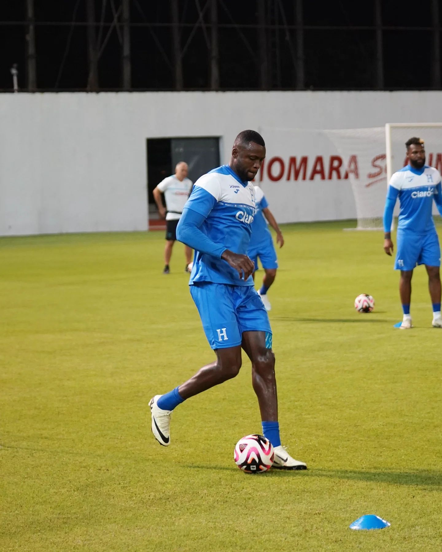 Yustin Arboleda y Jorge Benguché levantan la mano para ser titulares contra México.