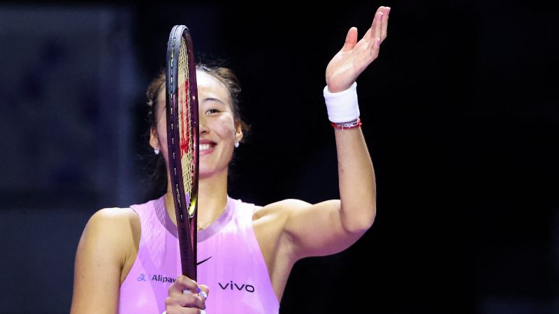 Zheng Qinwen de China reacciona después de ganar y pasar a semifinales.