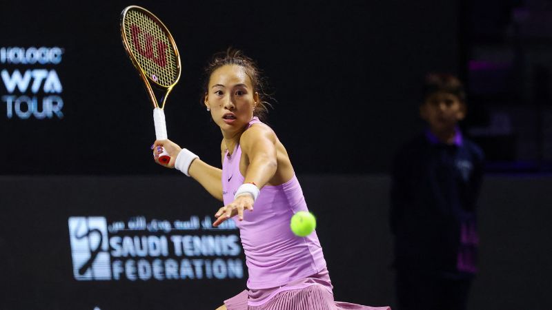 La china Qinwen Zheng devuelve la bola a la kazaja Elena Rybakina durante su partido.