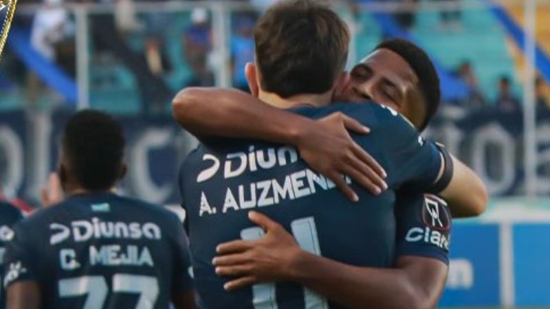 Agustín Auzmendi y Jorge Serrano se abrazan luego de conseguir el único gol del partido.