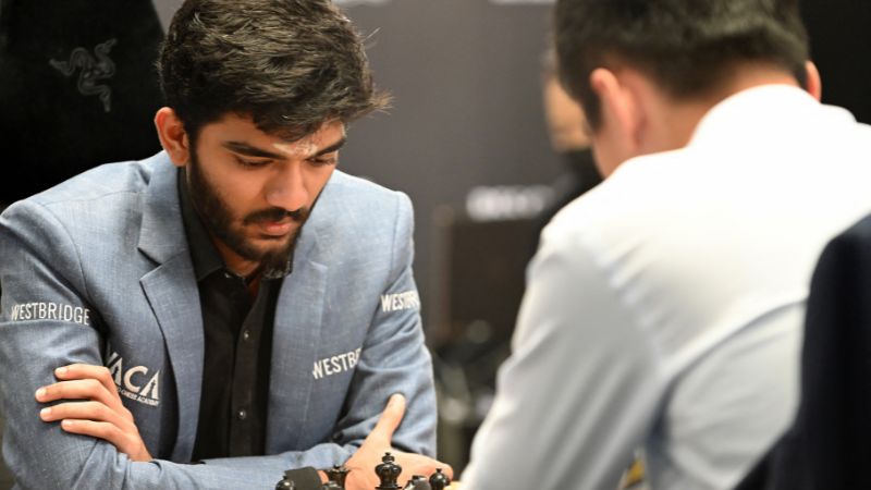 El gran maestro indio Gukesh Dommaraju compite contra el gran maestro chino Ding Liren, en la final del Mundial de Ajedrez.