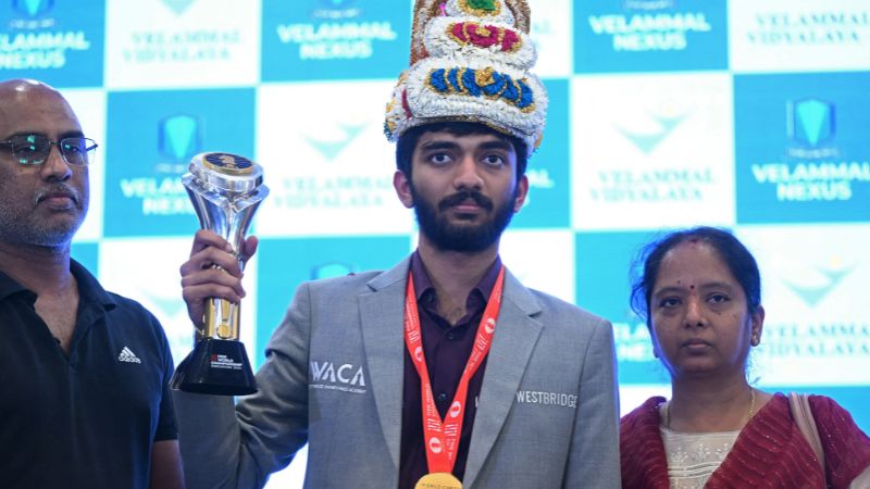 El indio Gukesh Dommaraju muestra su trofeo del Campeonato Mundial de Ajedrez durante una conferencia de prensa en Chennai.