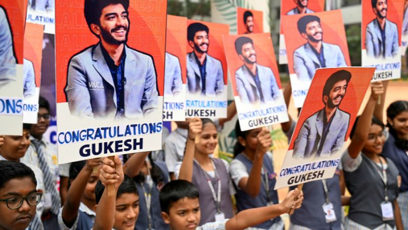 Los estudiantes de una escuela india felicitan al campeón de ajedrez más joven del mundo, Gukesh Dommaraju, en Chennai.