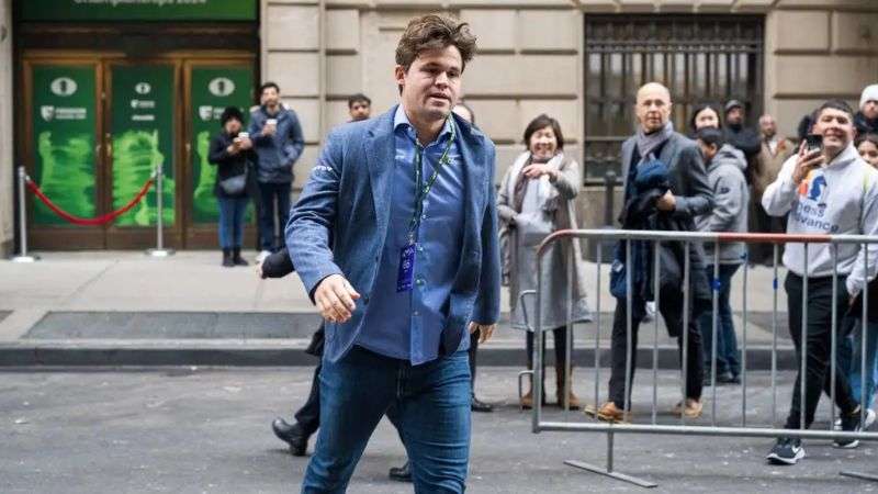 Magnus Carlsen fue sancionado por vestir pantalones vaqueros durante la competición en Nueva York.