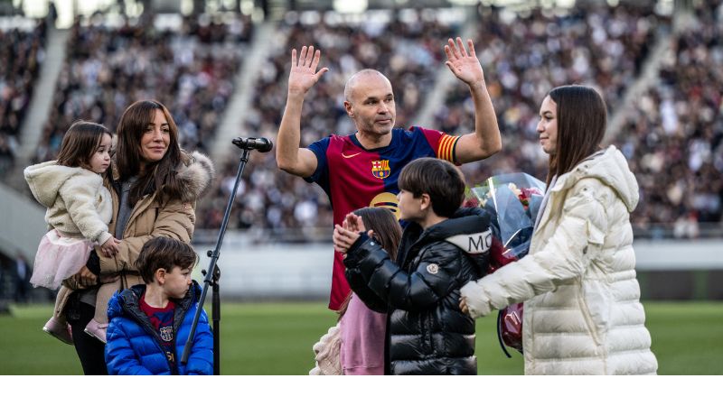 La leyenda del fútbol español Andrés Iniesta hace un gesto mientras se le une su esposa Anna Ortiz y sus cinco hijos.