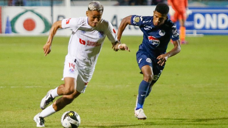 Andy Najar lamenta la forma cómo perdieron el título frente a Motagua, con un autogol.