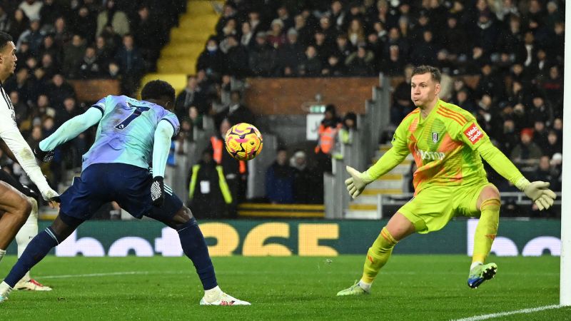 El centrocampista inglés del Arsenal, Bukayo Saka, cabecea el segundo gol, pero el balón es anulado por fuera de juego en la jugada después de una revisión del VAR (árbitro asistente de video).