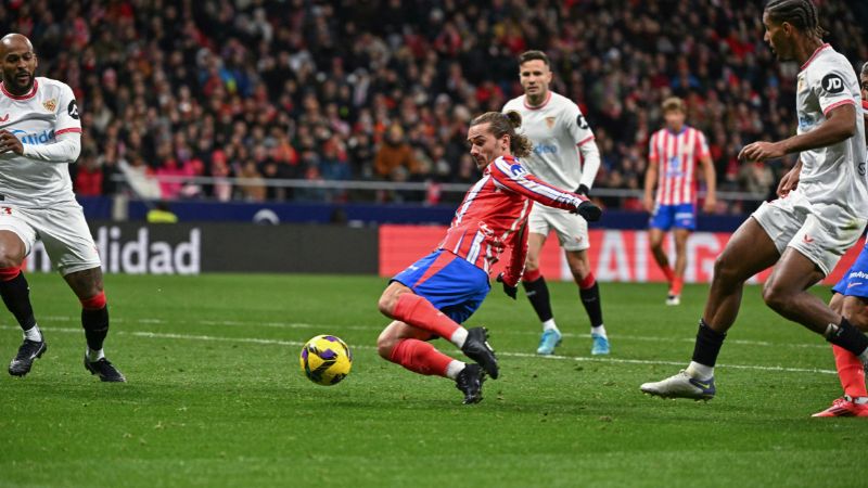 El delantero francés del Atlético de Madrid, Antoine Griezmann, marca el cuarto gol de su equipo ante Sevilla.