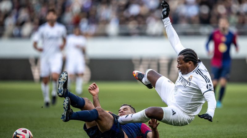 El jugador del Real Madrid Leyendas Edwin Congo se enfrenta Rafael Márquez en partido de exhibición.