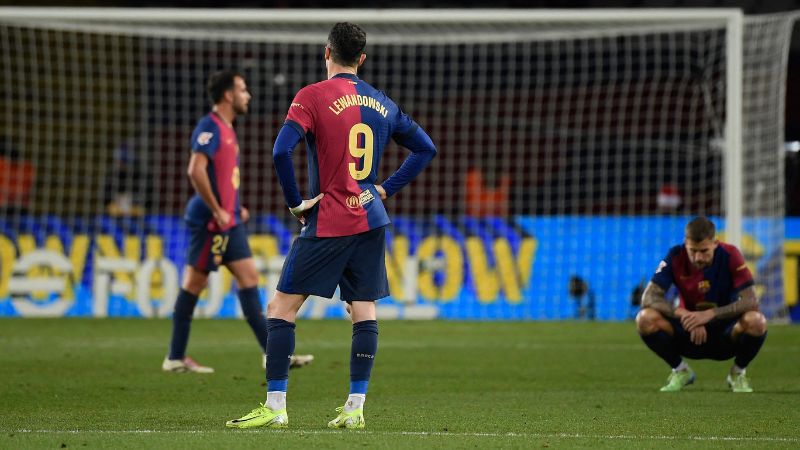 Los jugadores del Barcelona lamentan haber perdido la cima de LaLiga de España.