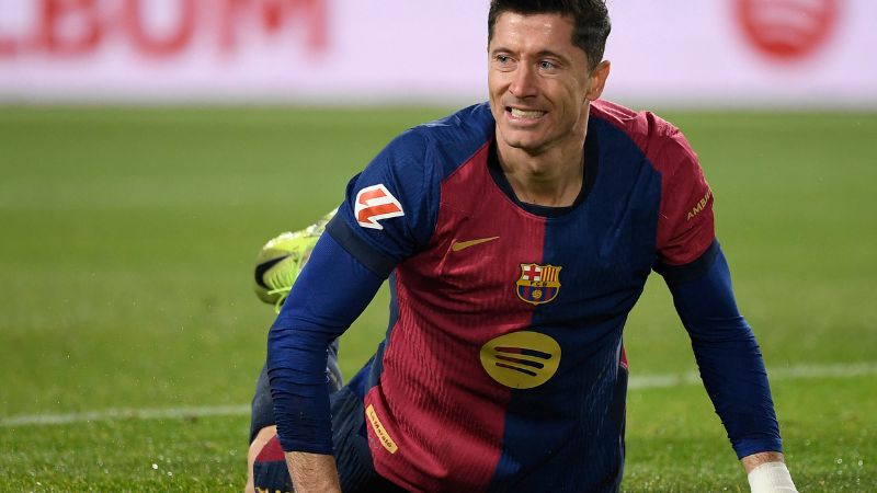 El delantero polaco del Barcelona, ​​Robert Lewandowski, cae al suelo durante el partido contra el Deportivo Leganés.