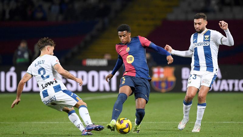 El defensa español del Barcelona, ​​Alex Balde, lucha por el balón con el defensa del Leganés, Adria Altimira, y el delantero marroquí Munir El Haddadi.