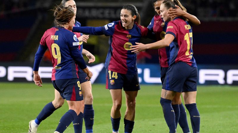 La centrocampista española del Barcelona, ​​Aitana Bonmati, celebra con sus compañeras el segundo gol de su equipo frente al Manchester City.