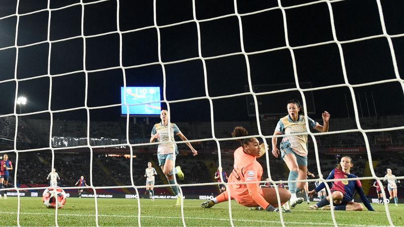 La centrocampista española del Barcelona, ​​Aitana Bonmati, marca el segundo gol de su equipo ante Manchester City.